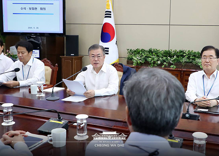 8月20日，韩国总统文在寅在青瓦台召开的首席辅佐官会议上表示，我自身也作为离散家属中的一人，深刻了解其悲伤。韩朝应为解决离散家属问题而更加大胆努力。图片来源：青瓦台脸书